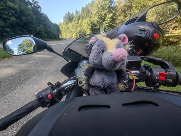 Mini Christopher auf Motorradtour im Cockpit an der Steige bei Böttingen