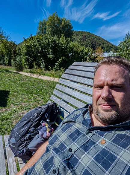 Papa und Klein Viki im Rucksack auf der Liegebank auf dem Schlossberg Hiltenburg