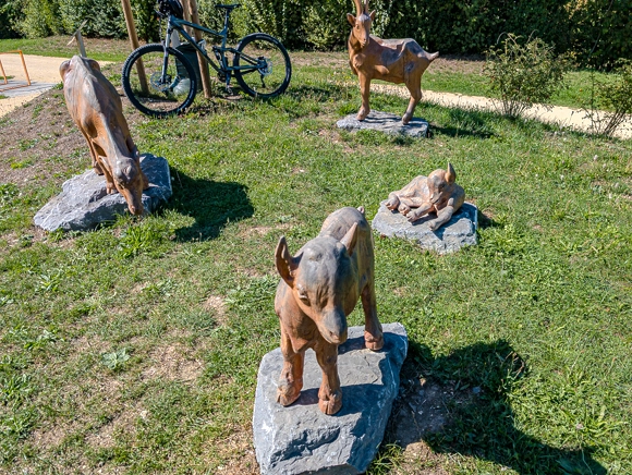 Die geschnitzte Holz-Goißa Ziegenfamilie im Fitalpark Bad Ditzenbach